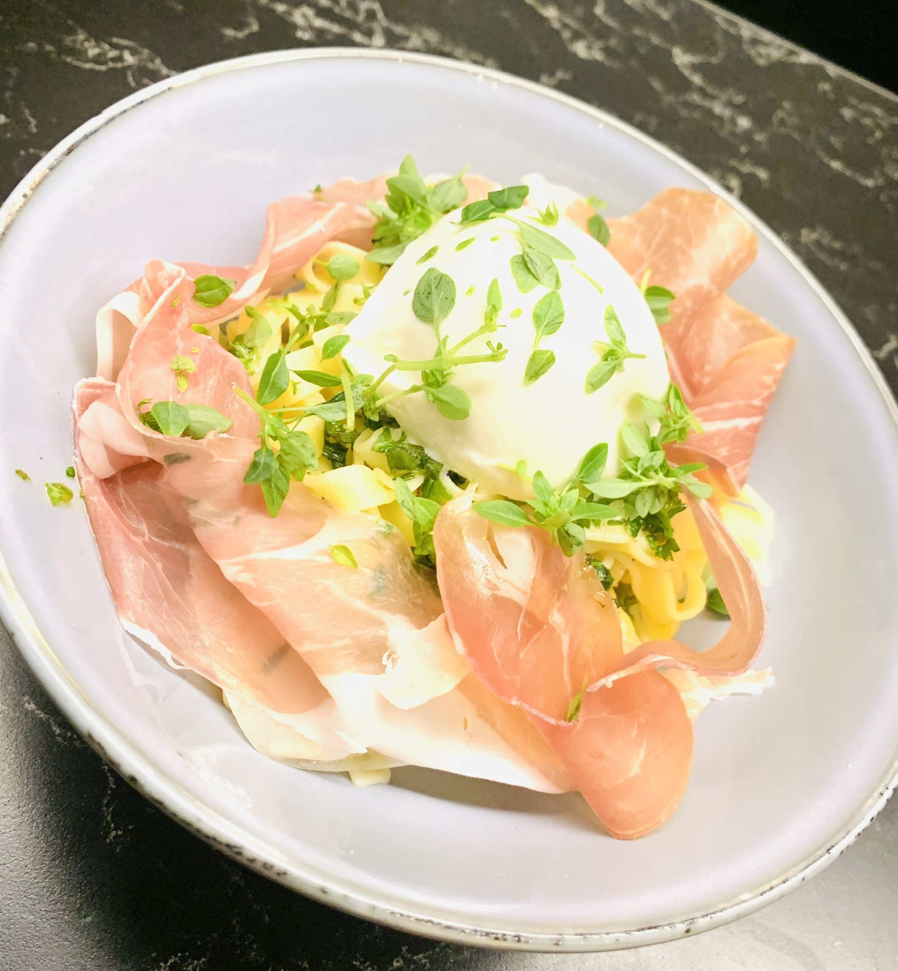 Tagliatelles huile d'herbes, jambon de Parme et burrata