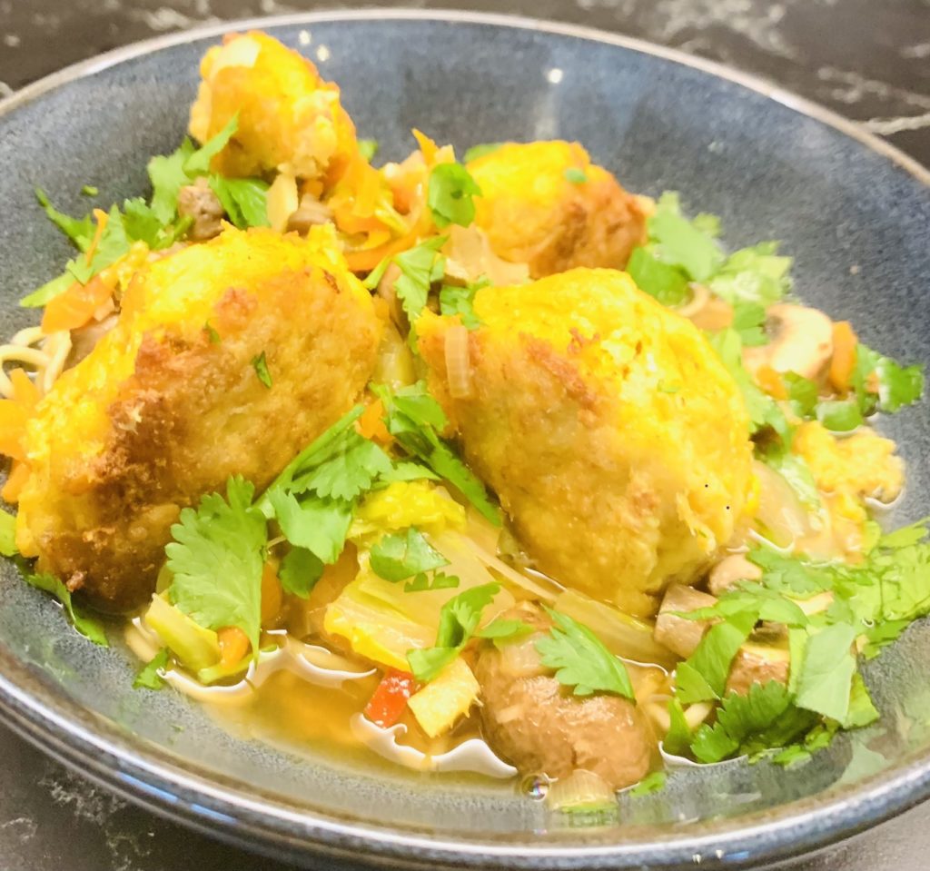 Croquettes de poisson thaï, bouillon et nouilles