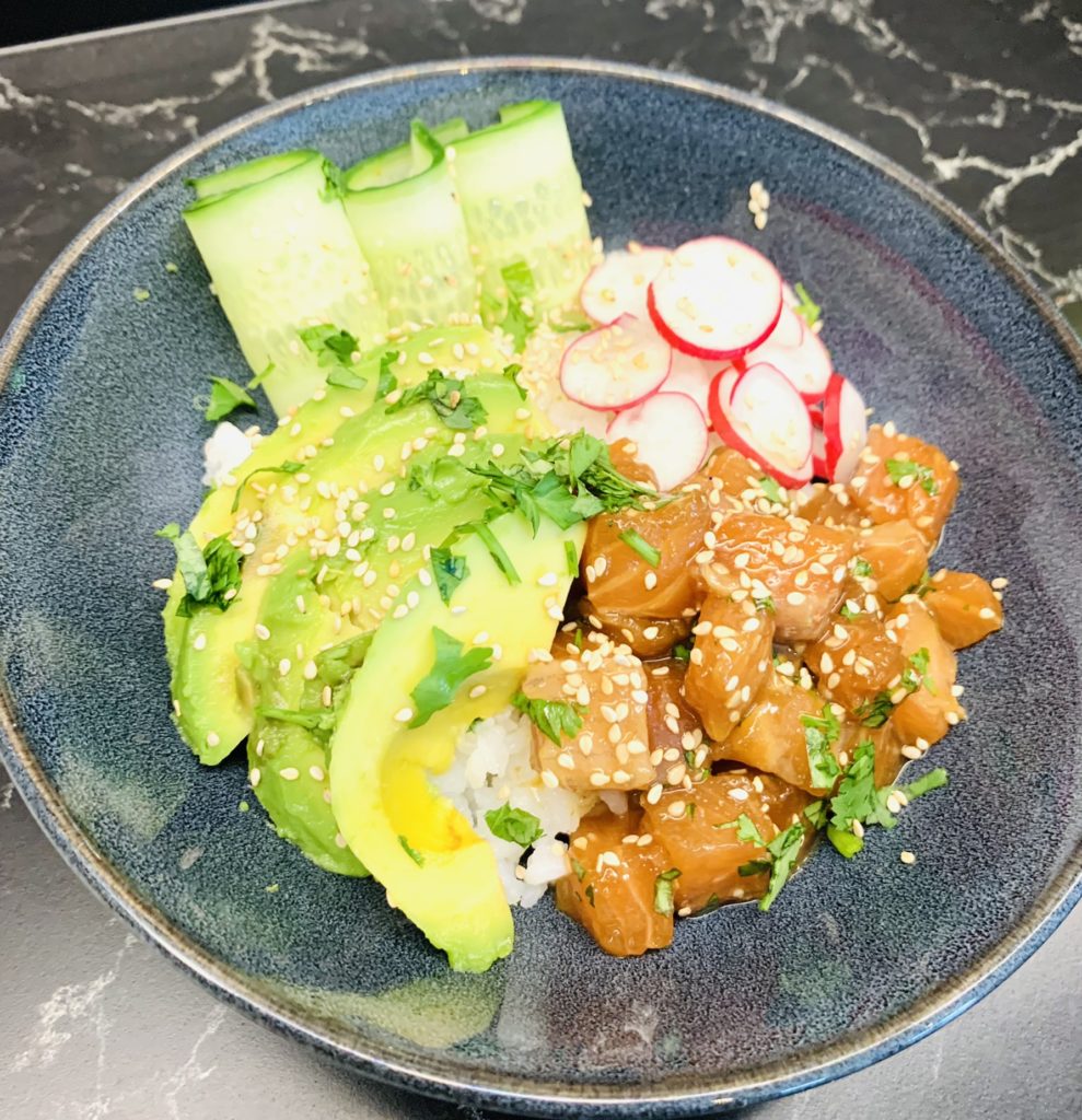 Poke bowl saumon avocat