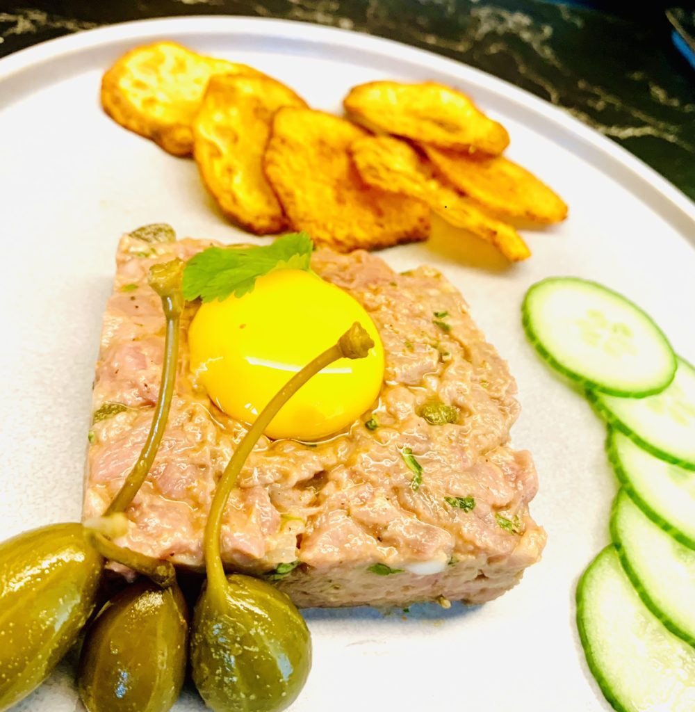 Tartare de boeuf et chips au paprika fumé