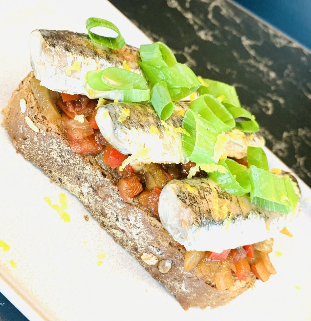 Grosse tartine chutney poivron rouge et sardines