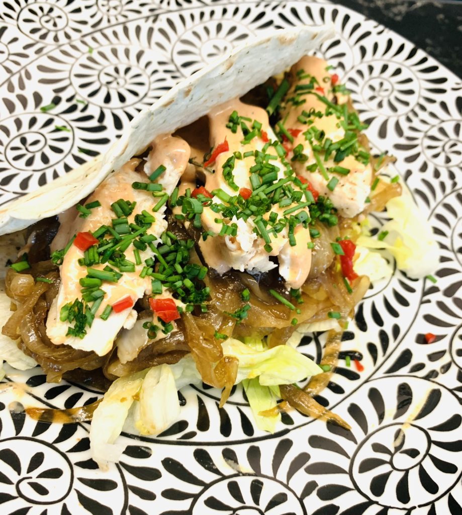 Tacos poulet, oignons caramélisé et mayo pimentée