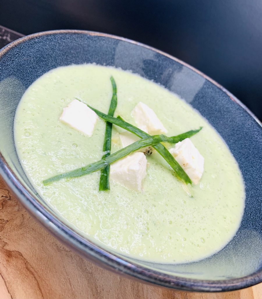 Soupe de concombre et dés de feta