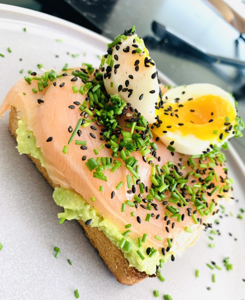 Toast avocat, saumon, oeuf mollet